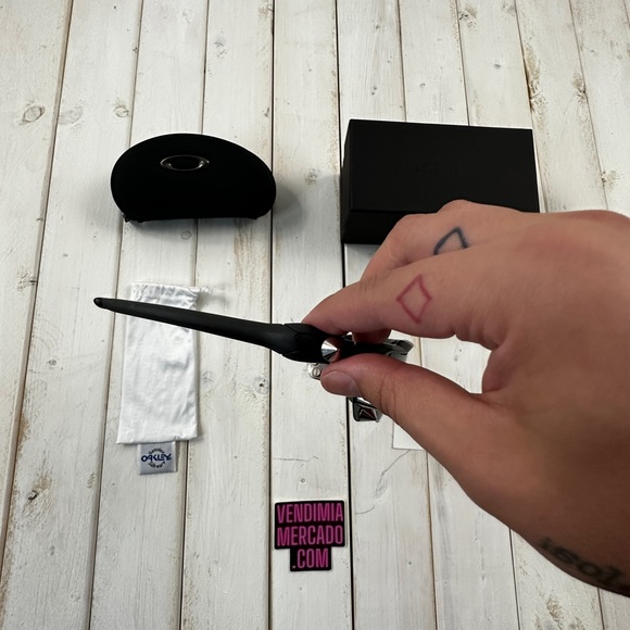 VETEMENTS SS19 SPIKED SHIELD OAKLEY 200 SHADES SUNGLASSES : BLACK - Picture 15 of 16